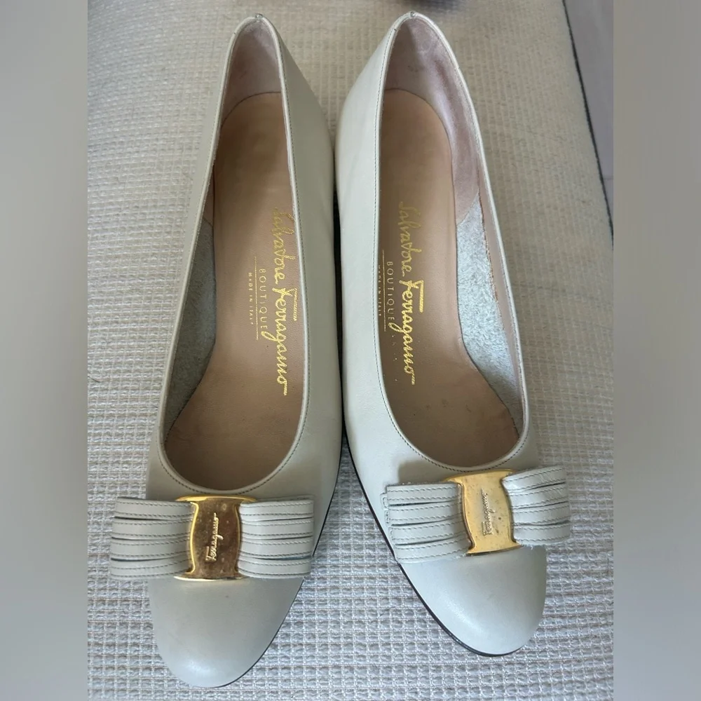 Stunning 🎀Ferragamo Vintage Cream Leather Bow Flats